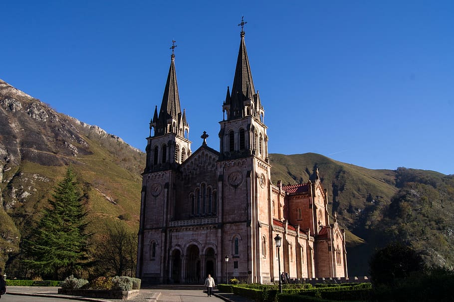 asturias, covadonga, iglesia, construcción, santuario, religión, historia, viejo, montaña, exterior del edificio