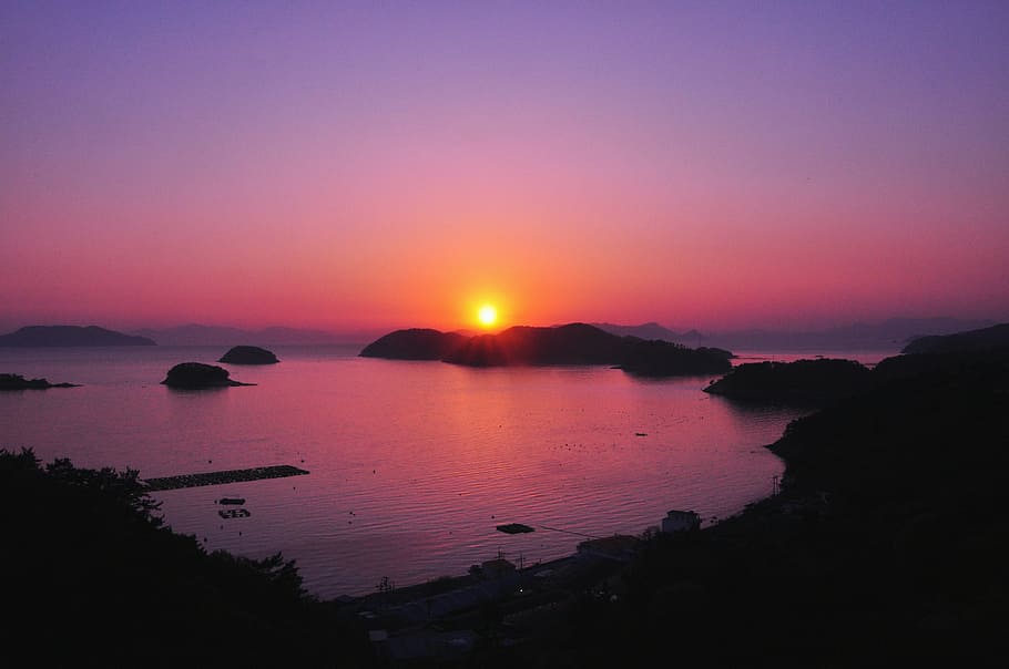fotografía de silueta, puesta de sol, silueta, colinas, cerca, océano, oscuridad, púrpura, rosado, cielo