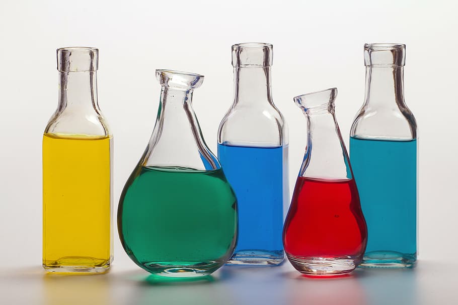 botellas de vidrio transparente, naturaleza muerta, botellas, color, agua coloreada, líquido, tiro del estudio, botella, grupo de objetos, contenedor