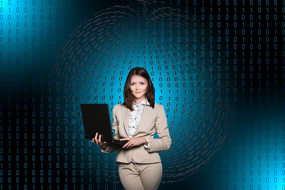 wanita memegang laptop, pengusaha, wanita, orang, koneksi, data, catatan, konsep, sistem, komunikasi