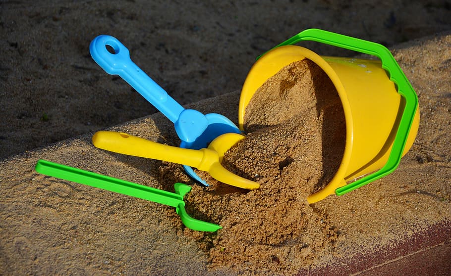 balde de areia, três, pás de areia de cores sortidas, areia, colher, cooperação, juntos, poço de areia, parque infantil, lazer