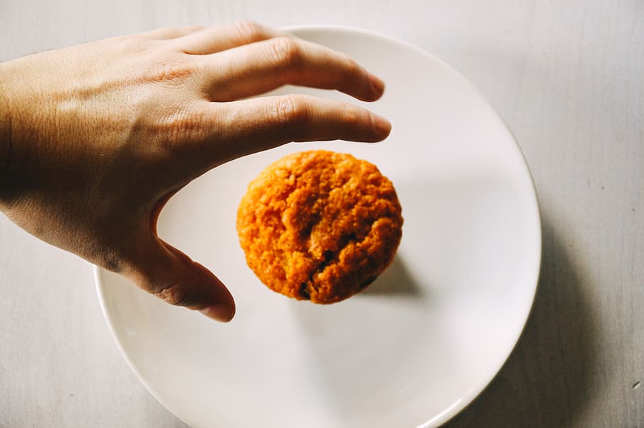 muffin, bun, food, hands, plate, human hand, hand, food and drink, human body part, one person
