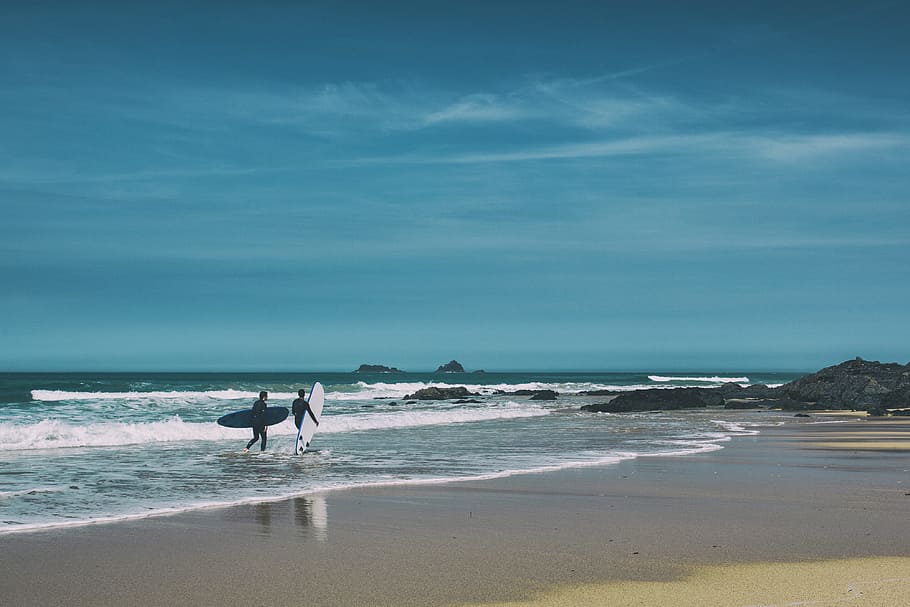 two, surfers, walk, along, beach, sunny, day, coast, walk along, sunny day