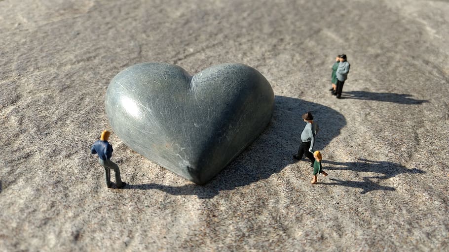 jantung, berbentuk, abu-abu, batu, dikelilingi, patung-patung orang, tokoh miniatur, pemecah jantung, patung, dana