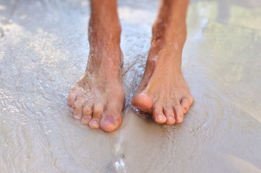 pies mojados de la persona, pies, descalzo, afuera, mojado, playa, pie humano, agua, arena, vacaciones