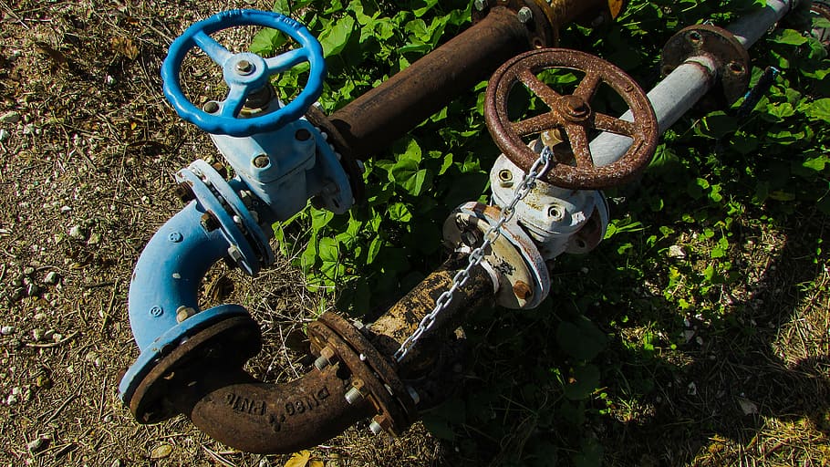 azul, marrom, fotografia de close-up de tubulação de água, tubulação, torneiras, encanamento, água, válvula, oleoduto, agricultura