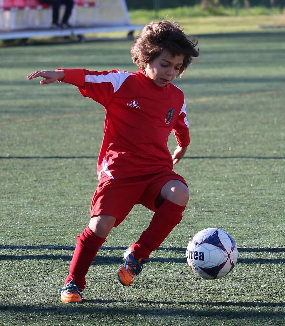 anak laki-laki bermain sepak bola, Bermain, Sepak Bola, Anak, olahraga, di luar ruangan, bola sepak, orang-orang, bola, Seragam olahraga