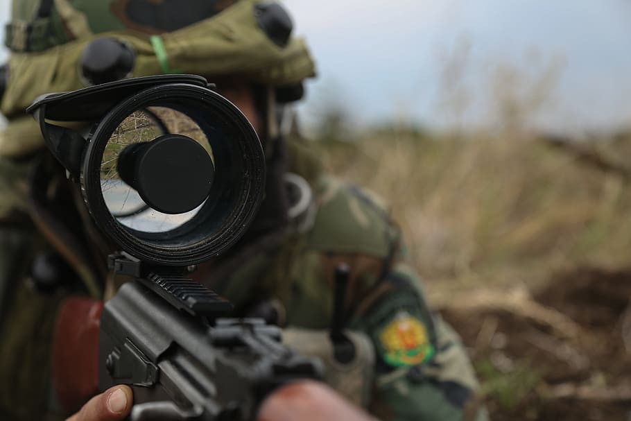 soldado, utilizando, alcance de francotirador, rifle de asalto, soldado rumano, visión nocturna, alcance, rifle, ejército, militar