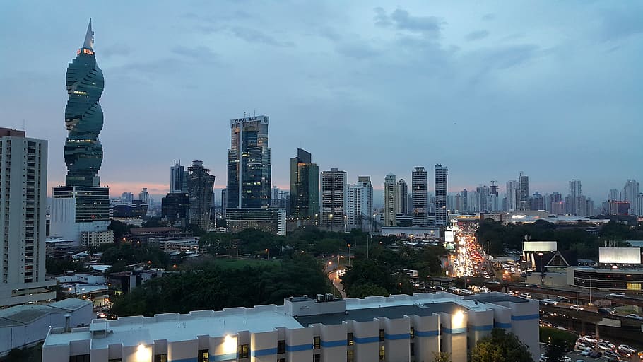 rascacielos de vidrio espiral, noche, paisaje, ciudad, Panamá, horizonte, centro de la ciudad, urbano, arquitectura, exterior del edificio