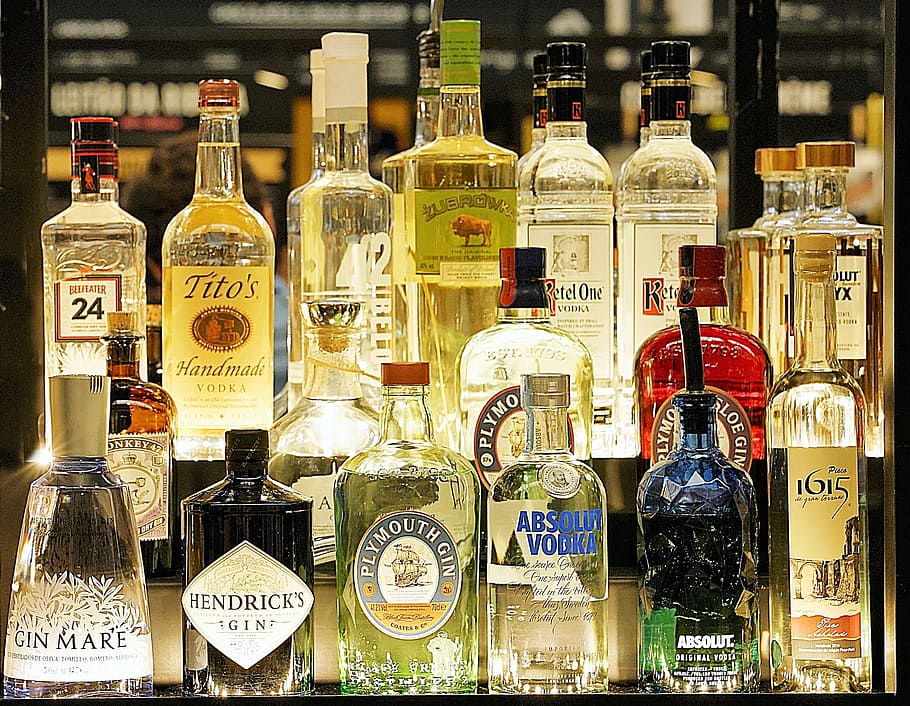 berbagai macam, banyak botol minuman keras, gin, vodka, alkohol, botol, seleksi, wadah, variasi, label