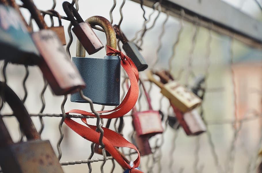 pagar rantai penghubung, kunci, terkunci, merah, pita, gantung, logam, tidak ada orang, merapatkan, mengunci