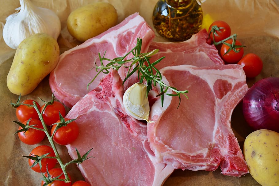 animal meat, tomatoes, chops, pig, pork chop, ribs, rib, squares, chines, eat
