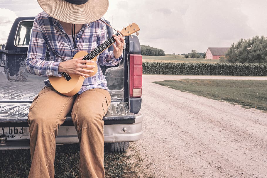 pessoa, tocando, ukulele, cama de caminhão, pessoas, preguiçoso, mulheres, agricultor, verão, moda
