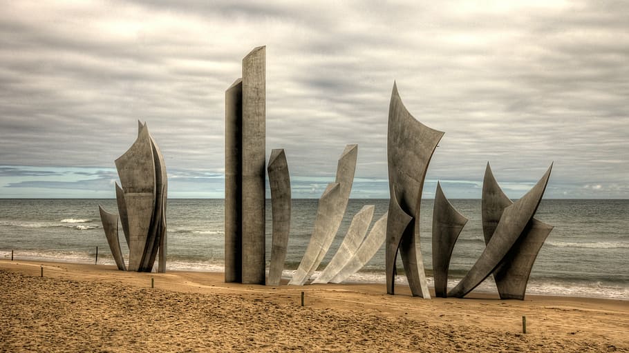 gray, abstract, figure, seashore, omaha beach, monument des braves, st laurent-sur-mer, dog green, normandy, d-day