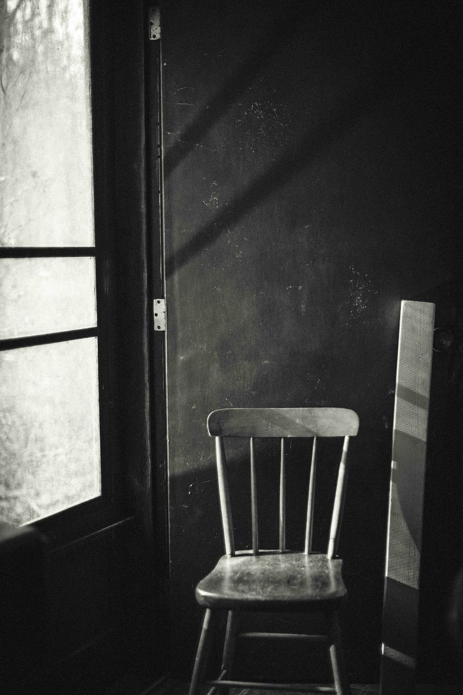 cadeira de windsor, inclinando-se, porta, cinza, escala, foto, cadeira, quarto, escuro, dentro de casa