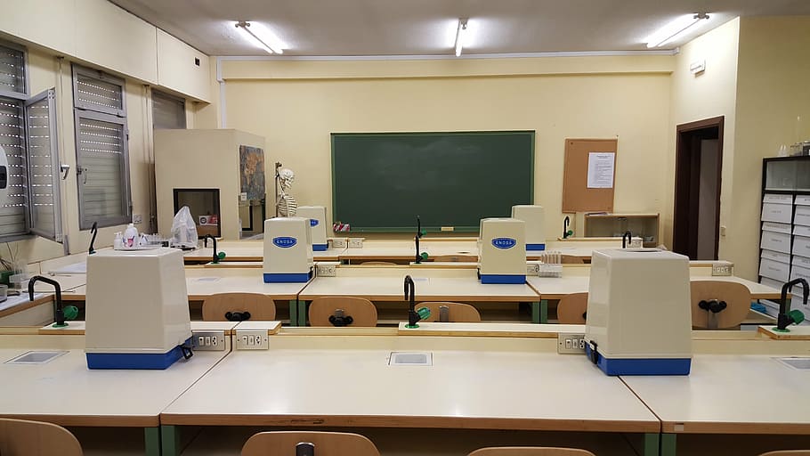 blanco, de madera, escritorios, sillas, dentro, sala, laboratorio, aula, escuela, estudio