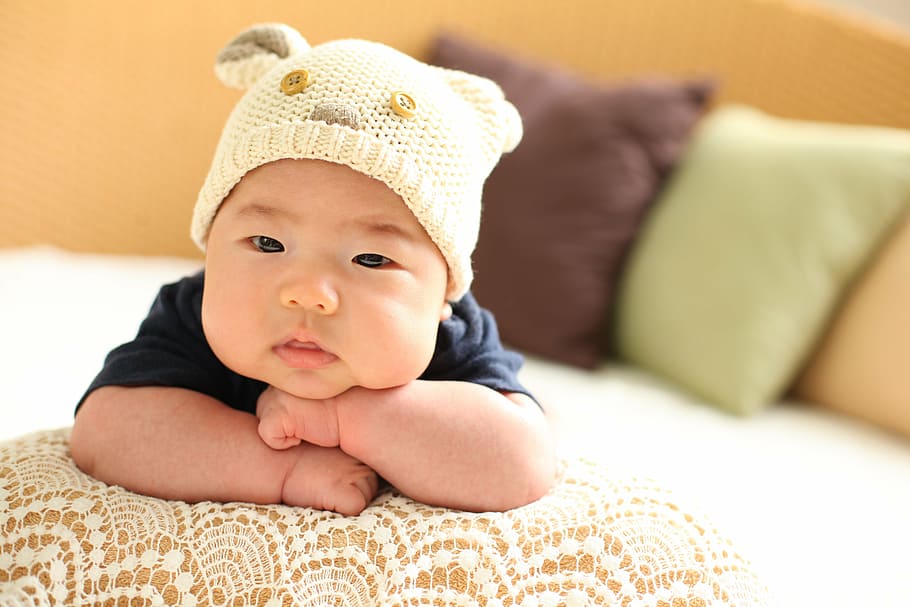 baby, wearing, white, knit, cap, focus photo, 50 days, profile, pillow, the arms should der chin