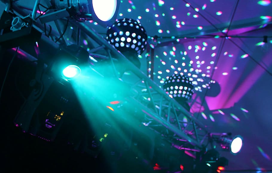 bajo, foto de ángulo, dos, convertido, bolas de discoteca, dj, discoteca, iluminación, fiesta, celebración