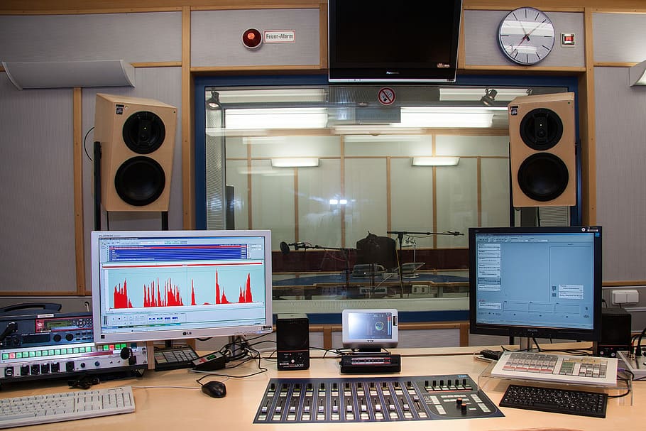 preto, áudio, mixer, dois, monitores de computador, mixer de áudio, estúdio de som, cabine de alto-falante, mesa do diretor, transferência de informações