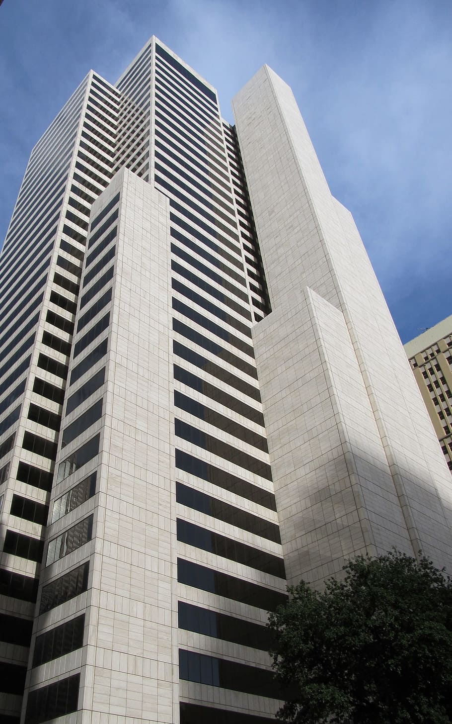fotografia de baixo ângulo, cinza, concreto, construção, Arranha-céu, Edifício de escritórios, Centro da cidade, Dallas, texas, negócios