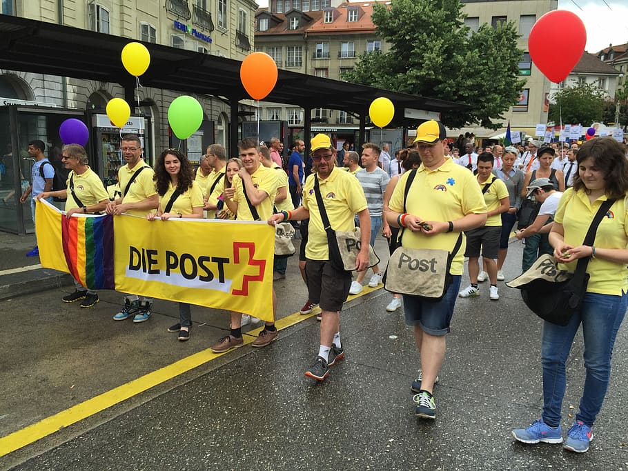 Orgulho, Fribourg, Suíça, cartaz, pessoas, rua, multidão, cena urbana, editorial, grupo de pessoas