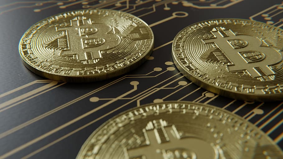 tiga bitcoin berwarna emas, bitcoin, uang elektronik, cryptocurrency, mata uang, keuangan, uang, kekayaan, perusahaan, koin