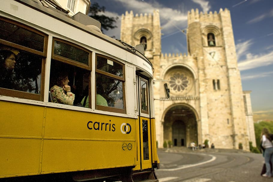 pessoas, interior, ônibus, ao lado de, catedral, catedral de Lisboa, lisabona, santa maria maior, portugal, lisboa