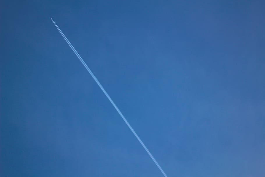 cielo azul, jet, cielo, durante el día, avión, estelas de vapor, azul, rastro de vapor, estela de vapor, velocidad