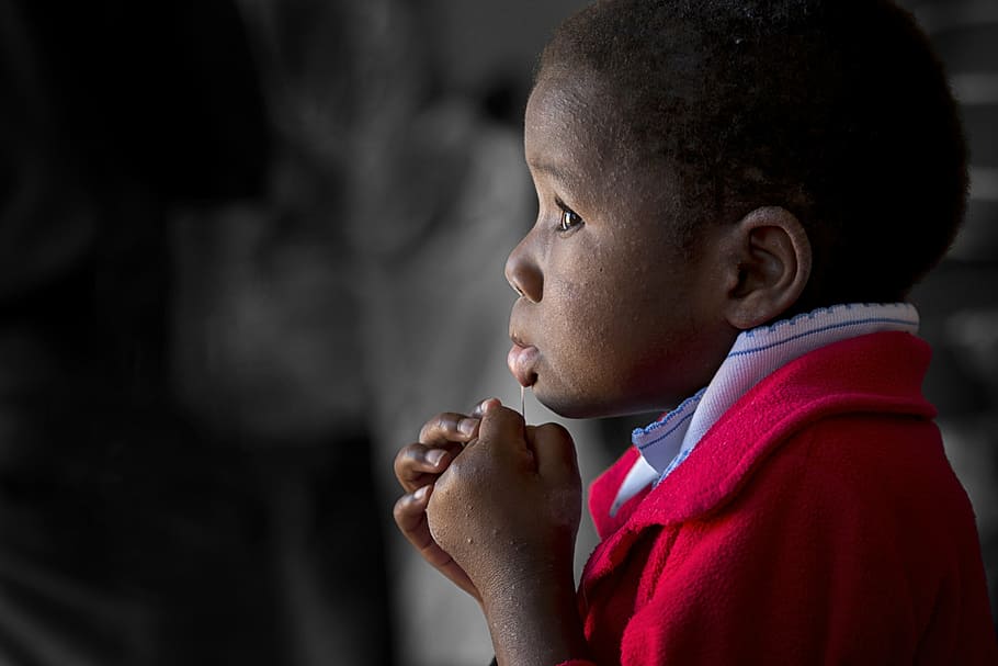 fotografía, chico, llorando, sosteniendo, manos, huérfano, soledad, áfrica, africano, infancia