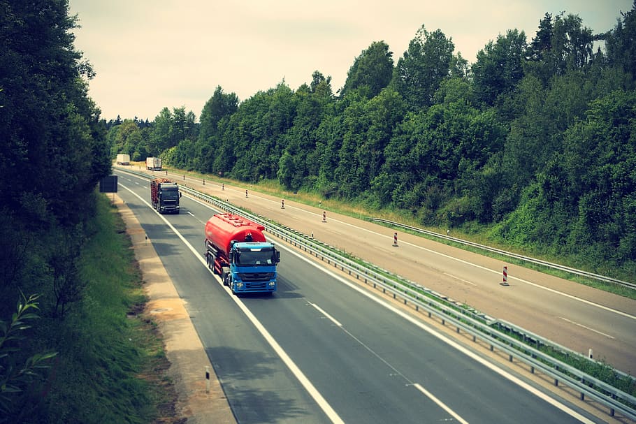 синий, красный, нефтеналивной грузовик, Дорога, дневное время, грузовая машина, шоссе, логистика, перевозка грузов, Германия