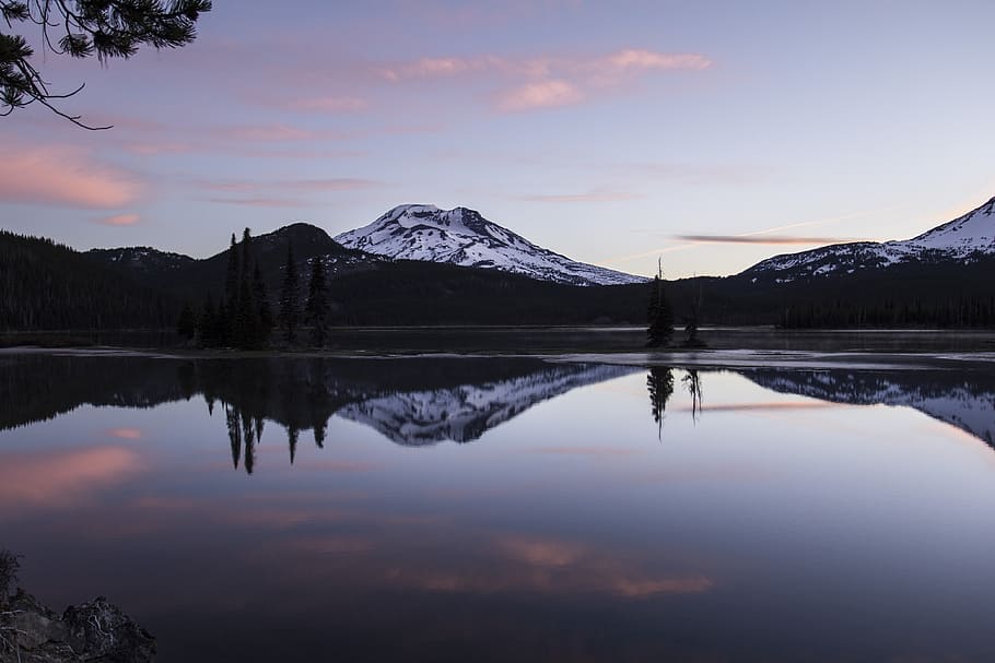 Sparks Lake, Oregon, nascer do sol, corpo de água, reflexões, montanhas, árvores, reflexão, lago, céu