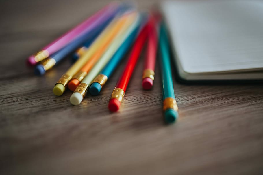 lápices de colores, de madera, escritorio, cuadernos, coloridos, lápices, copia espacio, cuaderno, diario, escritura