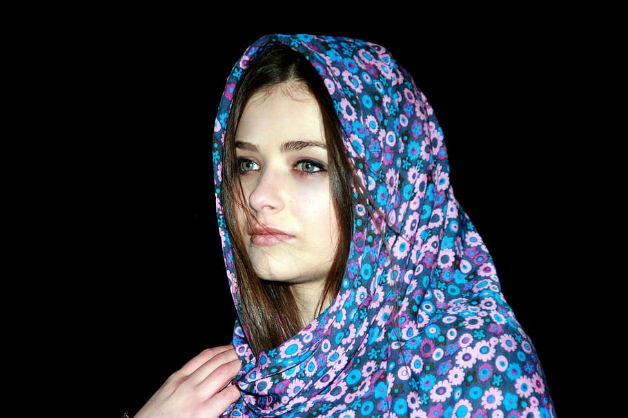 mujer, vistiendo, azul, rosa, floral, velo hijab, niña, oriental, ojos verdes, portada