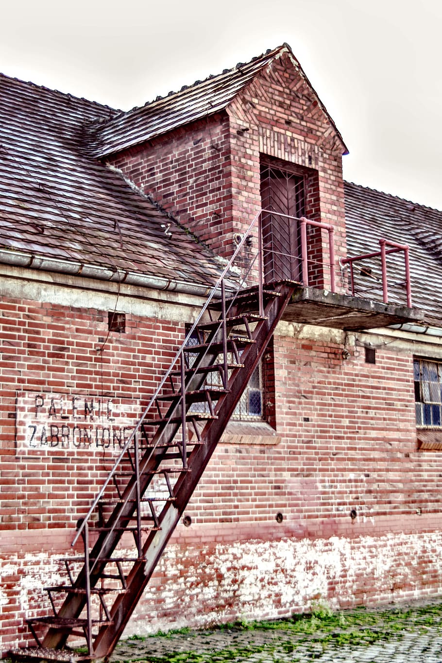 escaleras, metal, oxidado, antiguo, edificio, ladrillo, barack, teja, el techo de la, abandonado