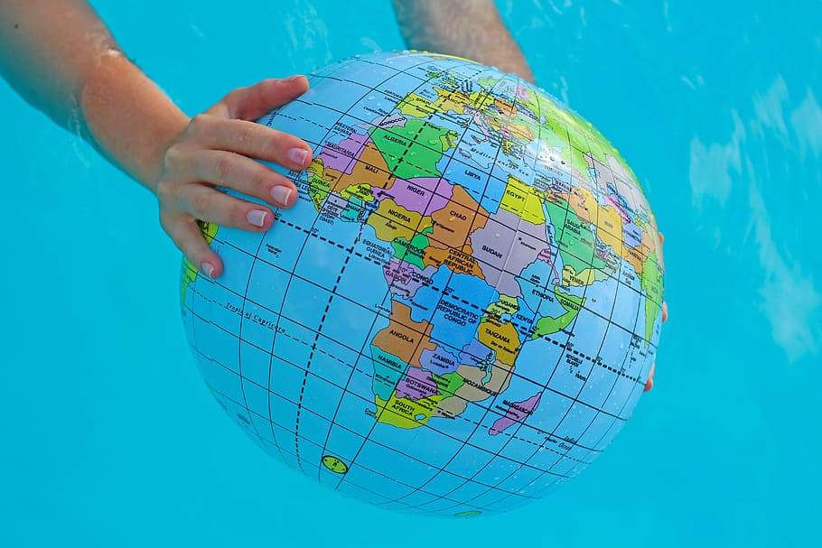 orang, memegang, model bola dunia, bola dunia, musim panas, dunia, perjalanan, wisata, air, kolam