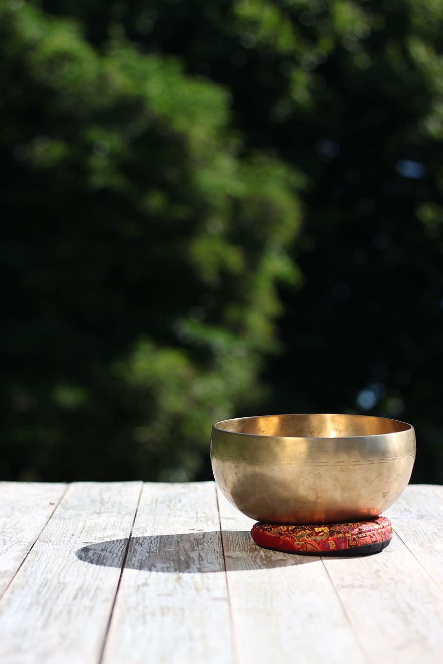 depth, field photograph, brass-color bowl, round, brass, bowl, wooden plank, singing bowl, shell, gold
