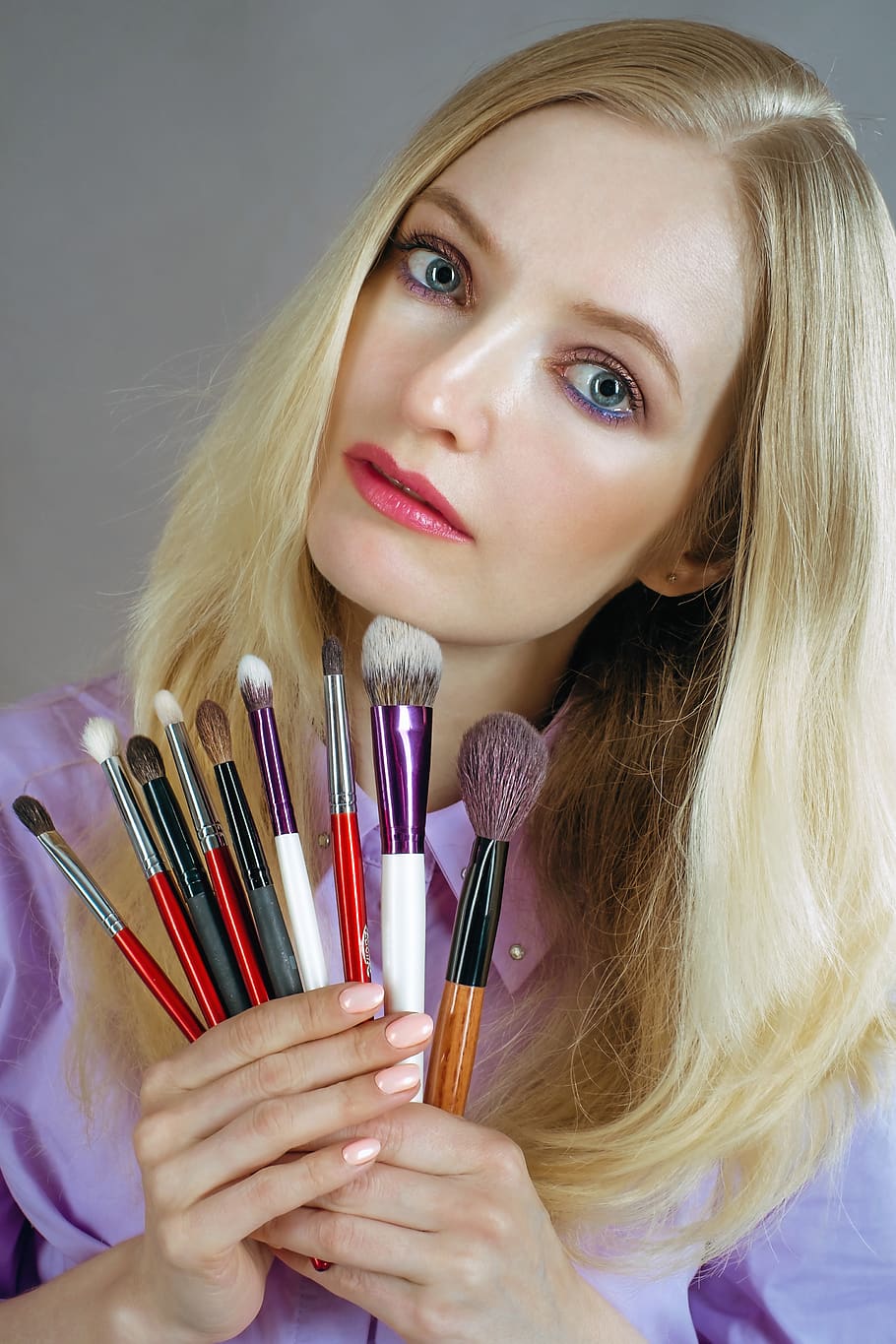 makeup artist, brush, girl, blonde, makeup, muah, highlighter, powder, cosmetics, eyeshadow