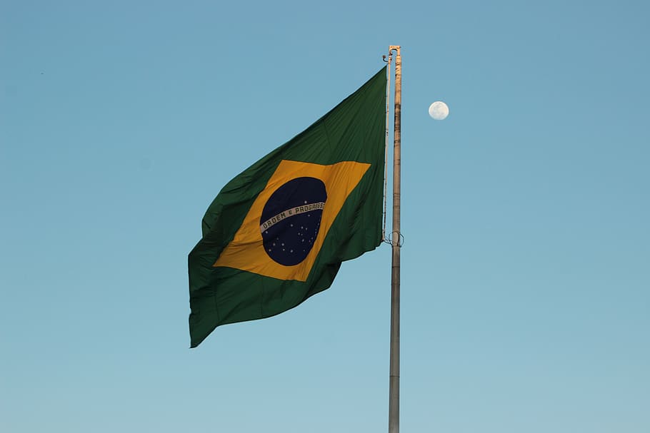 bandera, brasil, cielo, luna, tarde, azul, cielo despejado, espacio de la copia, vista de ángulo bajo, patriotismo