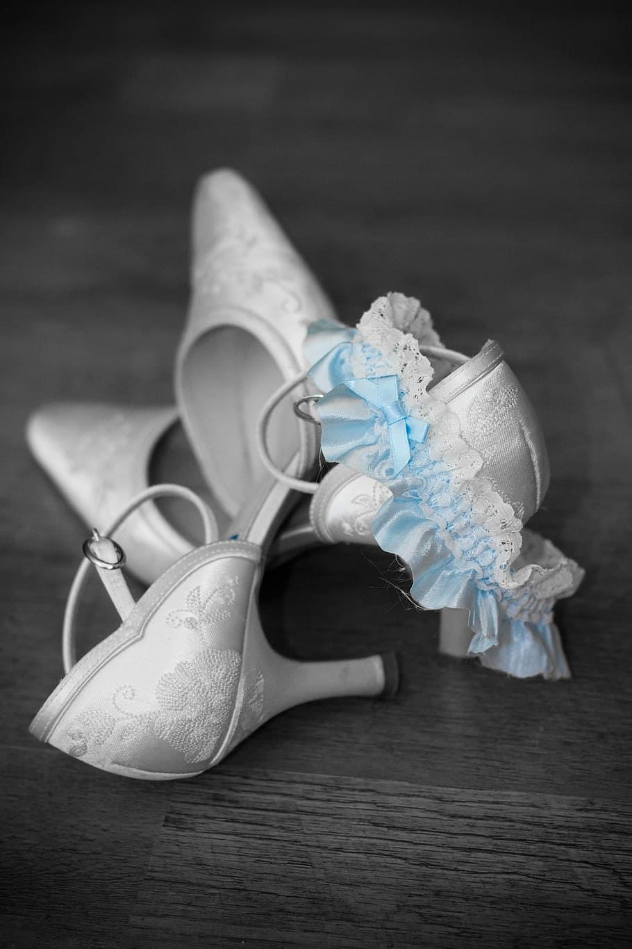 selective, color photo, pair, floral, kitten-heeled, d'orsay, 'orsay shoes, gray, lace, toe