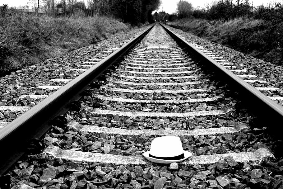 foto en escala de grises, sombrero, ferrocarril, línea ferroviaria, tren, pista de carreras, fotografía en blanco y negro, gleise, elbe -weser -triangle, blues