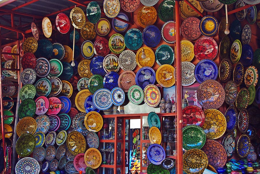 lote de decoración de pared de colores surtidos, marruecos, marrakech, mercado, zoco, exhibición, platos, cerámica, variación, gran grupo de objetos