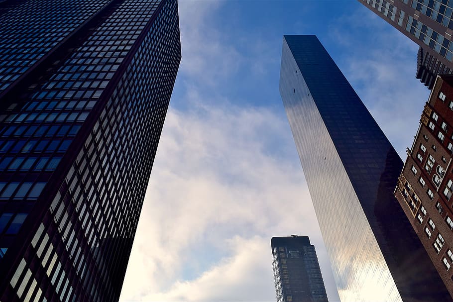 fotografía de ángulo bajo, ciudad, rascacielos, edificios, Nueva York, durante el día, luz solar, cielo, contraste, Manhattan