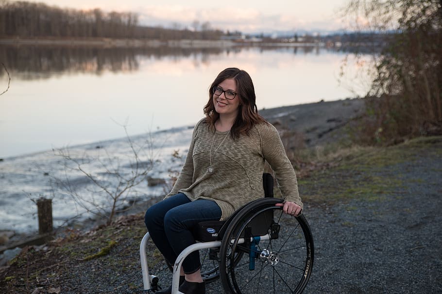 silla de ruedas, mujer, discapacidad, inclusión, agua, gente real, actividad de ocio, una persona, sonriente, estilos de vida