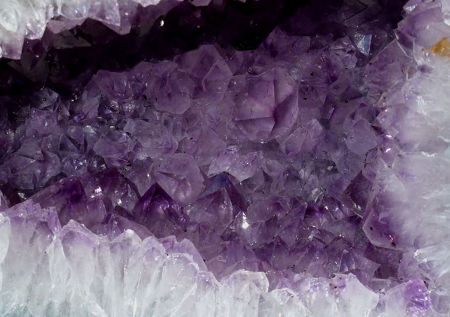 púrpura, blanco, geoda, amatista, violeta, cueva de cristal, druso, parte superior de gema, trozos de piedras preciosas, púrpura oscuro
