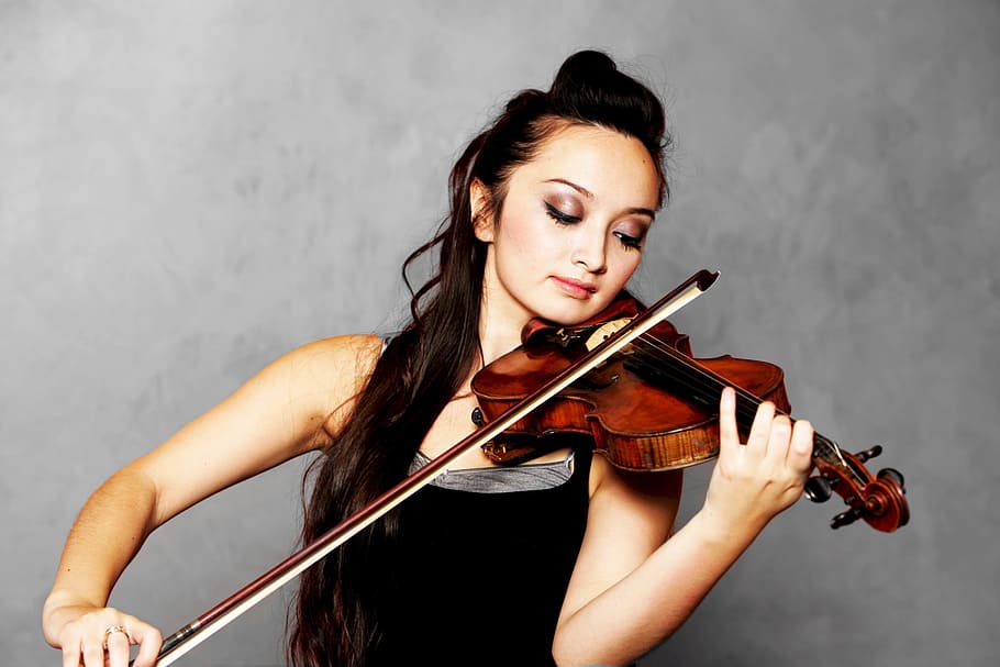 mujer, vistiendo, negro, tanque, superior, jugando, violín, violinista solista, artista, cuerda