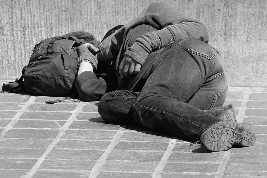 fotografía en escala de grises, hombre, vistiendo, chaqueta, bolso, vagabundo, personas, dormir, sin hogar, personas reales