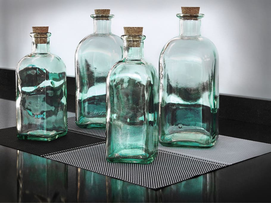 4つ, 透明なガラス瓶, グラウ大理石のカウンタートップ, 瓶, キッチン, 収納, 緑色, コップ, ボトル, 人なし