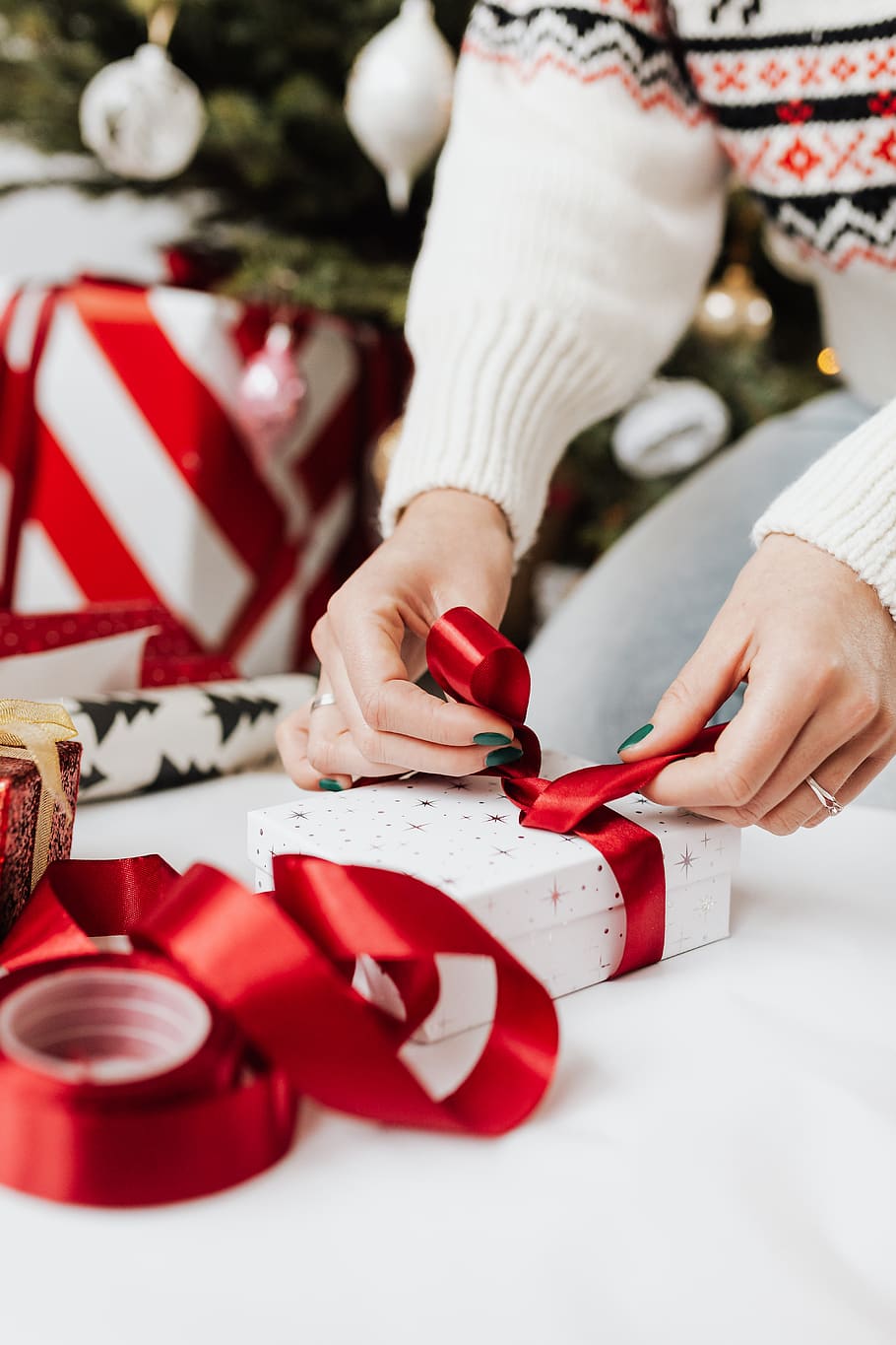 wrapped, gift wrapping, christmas, xmas, Christmas balls, christmas decoration, christmas tree, christmas gift, woman, women