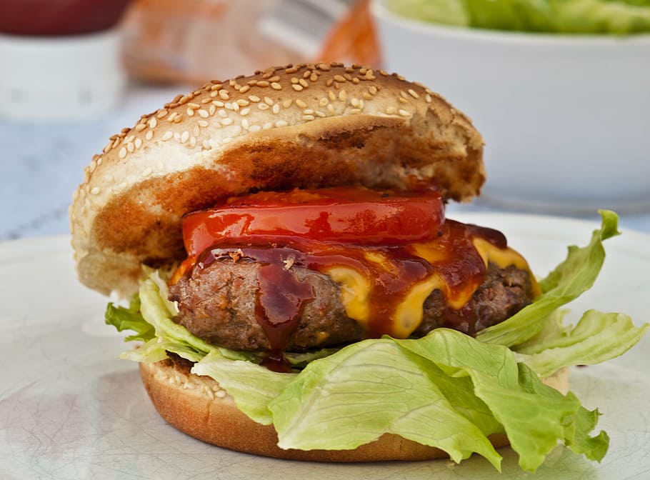 selectivo, fotografía de enfoque, hamburguesa, relleno, jamón, repollo, en rodajas, tomate, comida, carne de res