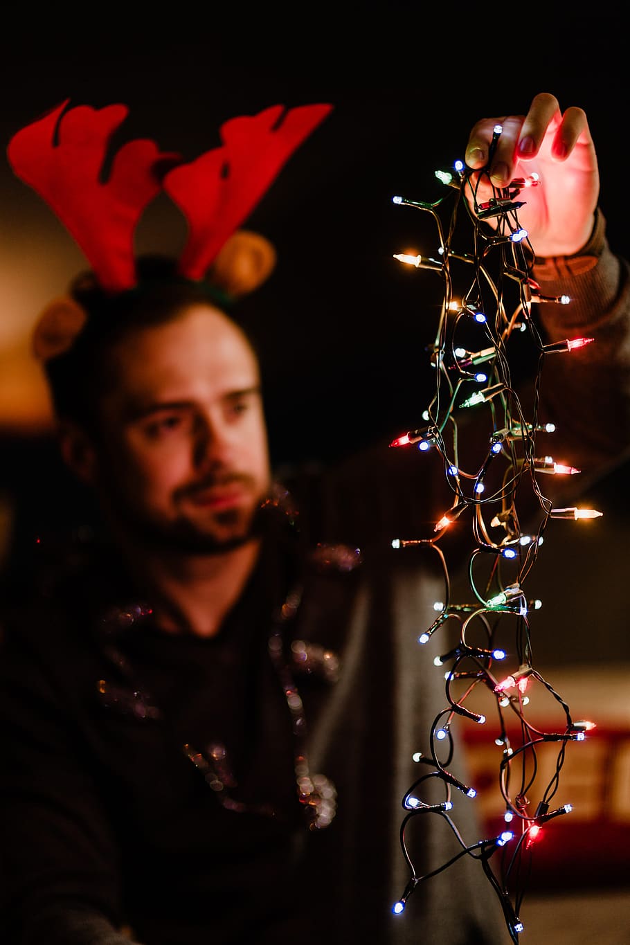 hombre, luces de navidad, guapo, navidad, diciembre, celebracion, luces, diversion, divertido, jovenes